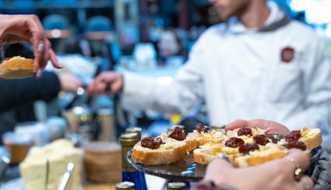 סיור קולינרי במחנה יהודה עם טועמים את השוק